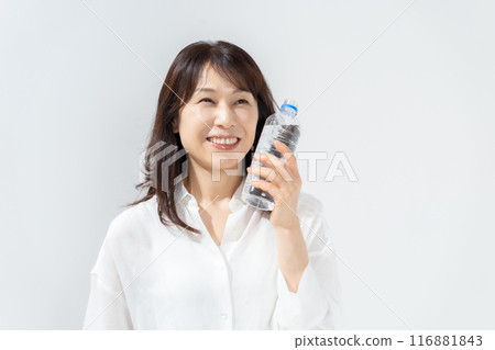 拿著塑膠瓶水化的婦女 116881843
