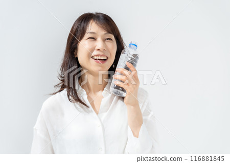 拿著塑膠瓶水化的婦女 116881845