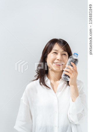 Woman holding a plastic bottle: hydration 116881849
