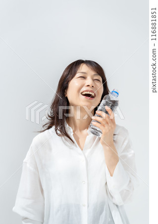 Woman holding a plastic bottle: hydration 116881851