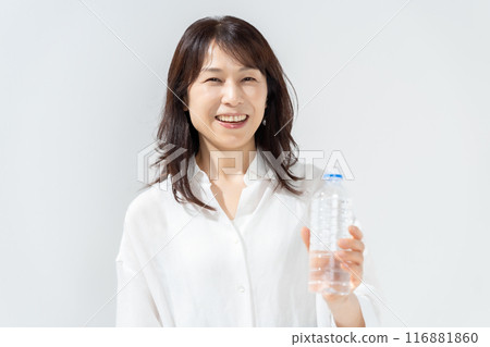 拿著塑膠瓶水化的婦女 116881860