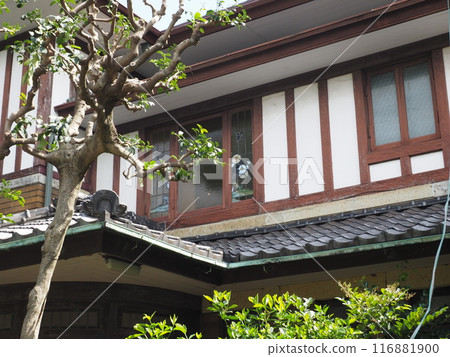 東京大田區山王殘存的充滿大正浪漫氣息的房屋二樓的窗戶 116881900