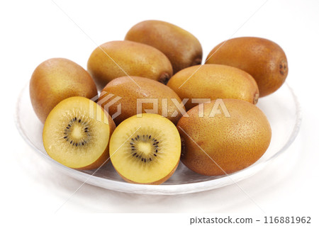 Cut gold kiwi fruit 116881962