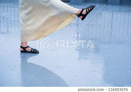 中年婦女站在傾盆大雨中 116883076