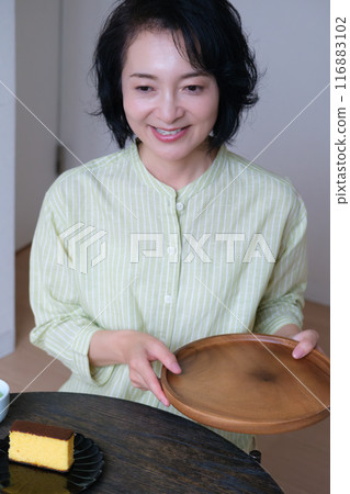中年婦女與朋友玩得很開心 116883102