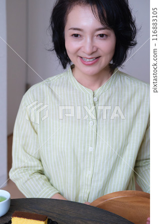 Middle-aged woman having fun with friends 116883105