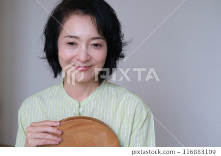 Middle-aged woman having fun with friends 116883109