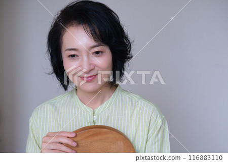 Middle-aged woman having fun with friends 116883110