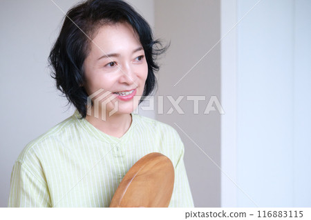 Middle-aged woman having fun with friends 116883115