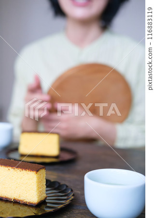 中年婦女與朋友玩得很開心 116883119
