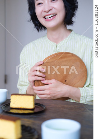 中年婦女與朋友玩得很開心 116883124