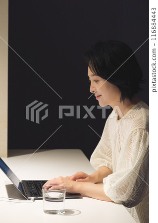 晚上用電腦工作的中年婦女 116884443
