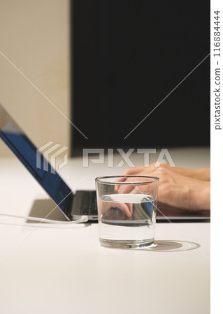 晚上用電腦工作的中年婦女 116884444