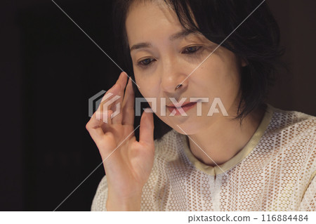 晚上用電腦工作的中年婦女 晚上用電腦工作的中年婦女 116884484