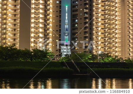 Night view of Tokyo Skytree and apartment buildings Night view of Tokyo Skytree and apartment buildings 116884910