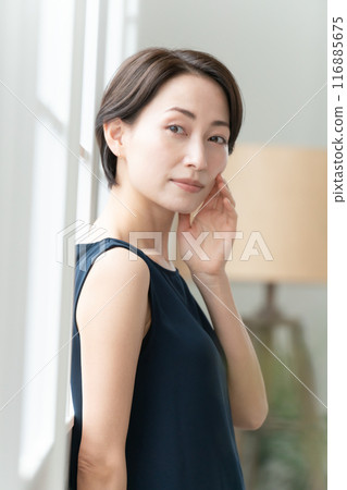 Woman leaning Woman leaning 116885675