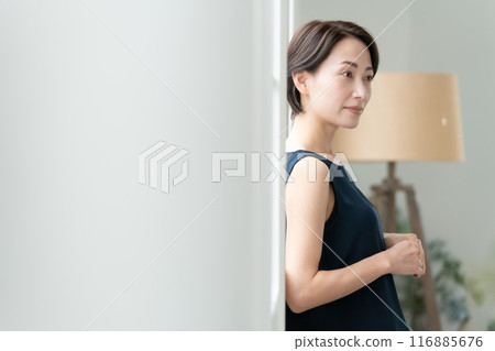 Woman leaning 116885676