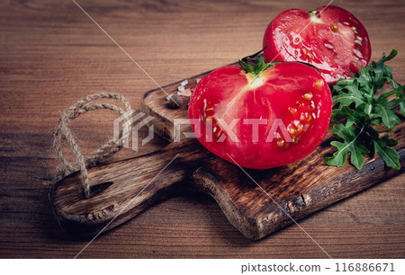 sliced tomato, on a wooden chopping board, food background, no people, 116886671