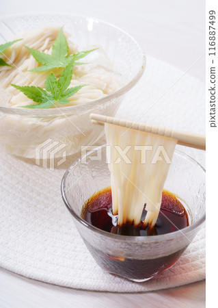 傳統的日本料理，將素麵、麵條湯和綠葉裝在玻璃碗裡，感受夏日的涼爽。 116887499