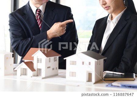 A male employee of a real estate company gets angry at a female employee 116887647