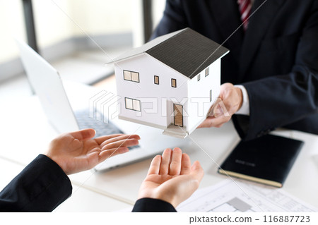 Handing over a miniature of real estate (detached house) 116887723