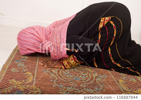 Muslim woman praying in the mosque during Ramadan 116887844