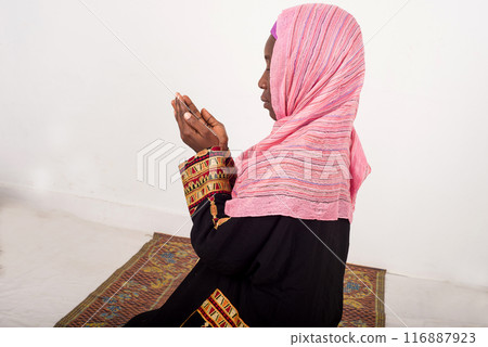 close-up of young woman with veil. 116887923