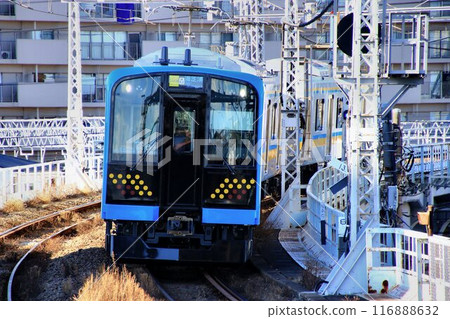 The new E131 series train has arrived on the Tsurumi Line, which still retains the atmosphere of the Showa era. 116888632