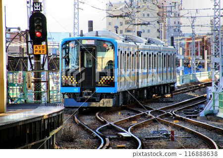 仍保留著昭和時代痕跡的「鶴見線」上出現的新令和車…E131系列 仍保留著昭和時代痕跡的「鶴見線」上出現的新令和車…E131系列 116888638
