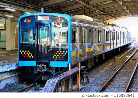 仍保留著昭和時代痕跡的「鶴見線」上出現的新令和車…E131系列 116888641