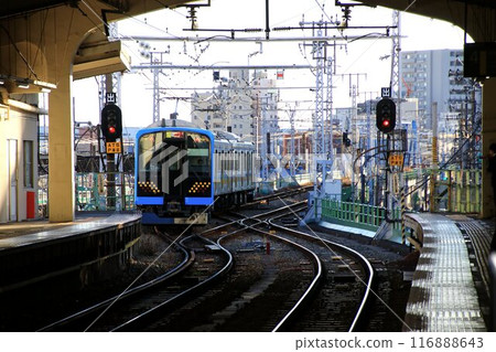 仍保留著昭和時代痕跡的「鶴見線」上出現的新令和車…E131系列 仍保留著昭和時代痕跡的「鶴見線」上出現的新令和車…E131系列 116888643
