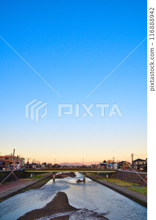 Kamo River in the morning (Niigata Prefecture) 116888942