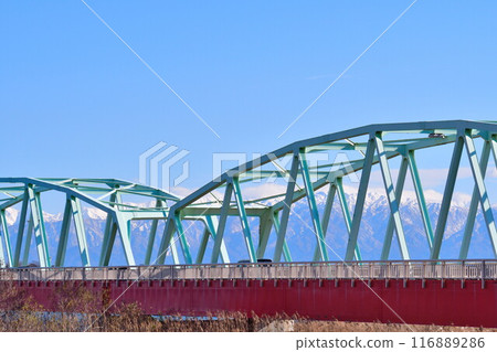 冬天的飯豐山和松濱大橋（新潟縣） 116889286