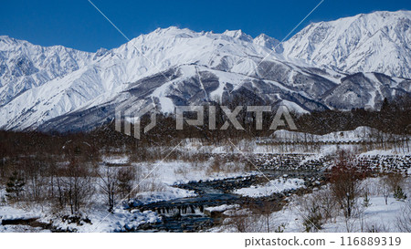 長野縣白馬村冬季的北阿爾卑斯山和白雪皚皚的河流 長野縣白馬村冬季的北阿爾卑斯山和白雪皚皚的河流 116889319