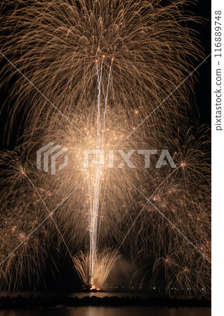 [Nanjo District, Fukui Prefecture, July] Kono Summer Festival: Dynamic fireworks echoing through the mountains. View from the front of Korakujo Beach. 116889748