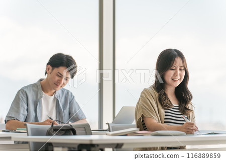 College students attending lectures, seminars, and seminars at universities and schools (high school students, students, cram schools, and prep schools) 116889859