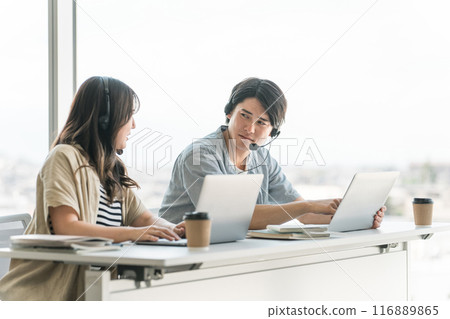 University students and high school students wearing headsets for correspondence education, English conversation classes, web conferences, online classes, and studying. 116889865