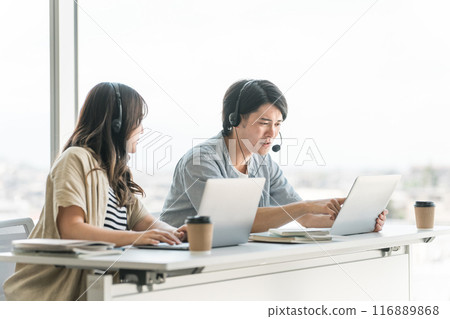 University students and high school students wearing headsets for correspondence education, English conversation classes, web conferences, online classes, and studying. 116889868