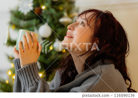 有聖誕樹的年輕女子 116890136