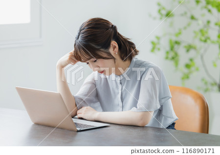 Young woman using a personal computer 116890171