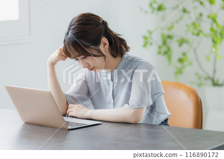 Young woman using a personal computer 116890172