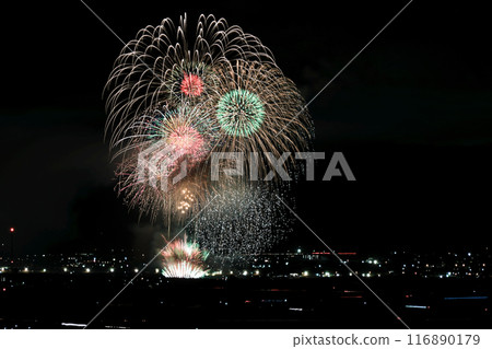 煙花在夜空中擊敗 煙花在夜空中擊敗 116890179