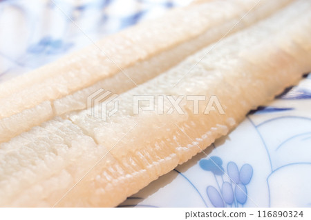 日本日式盤上的帶骨海鰻海鰻魚片 116890324