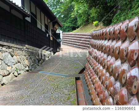 愛知縣常滑市「陶瓷長廊」的牆壁和道路上鑲嵌著常滑陶土管和燒酒瓶。 116890601