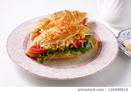 Croissant sandwich 116890618