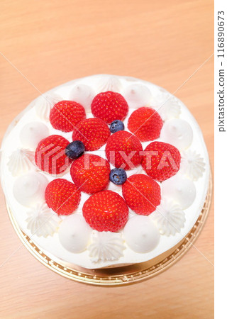 整個生日蛋糕裝飾著草莓和藍莓 116890673