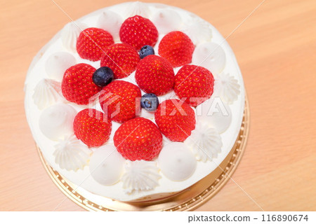 整個生日蛋糕裝飾著草莓和藍莓 整個生日蛋糕裝飾著草莓和藍莓 116890674