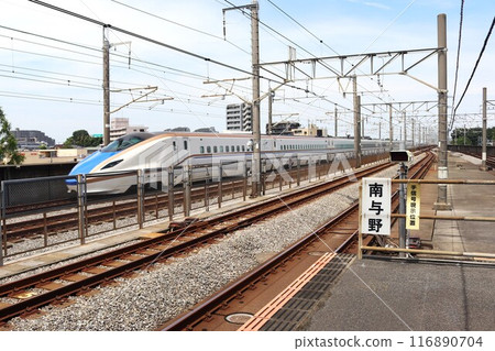 經過南四野站的新幹線車輛 116890704