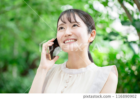 A woman who speaks with a smartphone 116890902