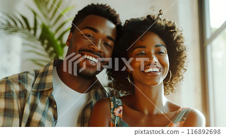 微笑的年輕黑人男女夫婦 116892698